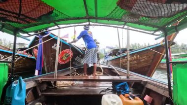 Uzun kuyruk teknesinde çalışan bir adam