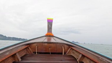 Tekne okyanus boyunca uzak adalara doğru yol alır.