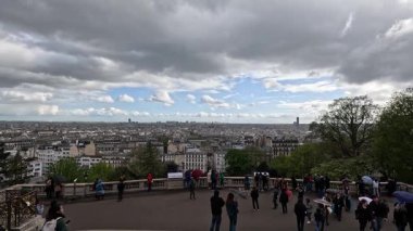 Turistler panoramik kentsel manzaranın tadını çıkarıyorlar