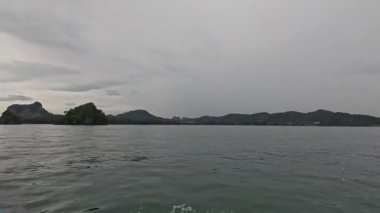 Uzun kuyruklu tekne manzaralı Krabi kıyılarında geziniyor.