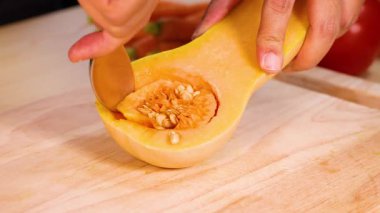 Yarım tereyağlı kabağın tohumlarını temizliyorum.