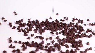 Çikolata parçaları yere düşüp etrafa saçılıyor.