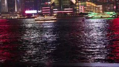 Suyu yansıtan renkli ışıklar