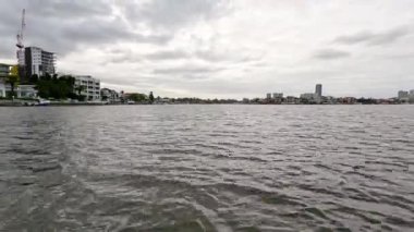 Kanal ve binaların panoramik görüntüsü