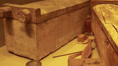 Tahta tabut ve sanat eserleri müzede sergileniyor.