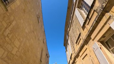 Açık mavi gökyüzünün altındaki taş binalar