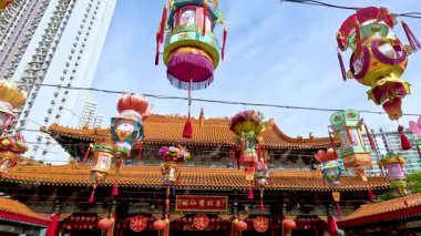 Tapınak festivalinde renkli fenerler ve kalabalık