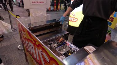 Sokak satıcısı peynirli krep hazırlıyor..