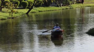 Bangkok 'taki huzurlu park gölünde kürek çeken kişi