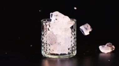 Buz küpleri bir bardağa atılıyor.
