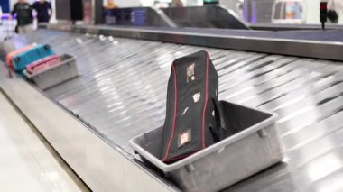 Bavullar havaalanı bagaj atlıkarıncasında taşınıyor.