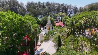 İnsansız hava aracı görüntüleri Phuket, Tayland 'daki yemyeşil ve tapınak yapılarını parlak gün ışığında, dingin ve canlı çevreler göstererek yakalıyor.