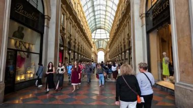 İnsanlar tarihi alışveriş salonlarında yürüyor.