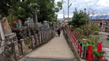 Tarihi bir tapınak yolunda yürüyen ziyaretçiler