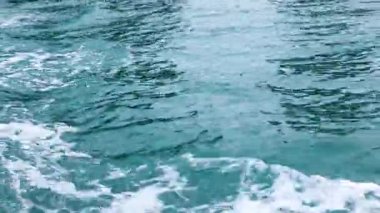 Yumuşak dalgalar Krabi 'nin dingin denizinde dalgalanır