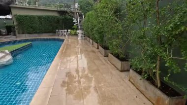 Yağmur ve yeşillikle dolu boş havuz alanı