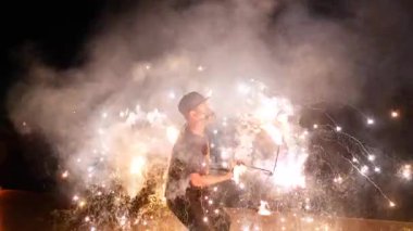 Sahilde ateş etme yeteneği sergiliyor.