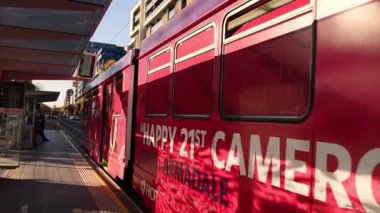 Melbourne sokak istasyonunda reklam tramvayı