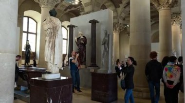 Louvre Müzesi 'nde heykelleri keşfeden insanlar.