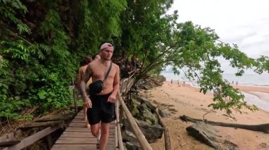 Turistler Tayland 'da deniz manzaralı yerleri keşfediyorlar.