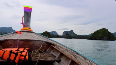 Krabi 'nin çarpıcı sularında tahta tekne yolculuğu.