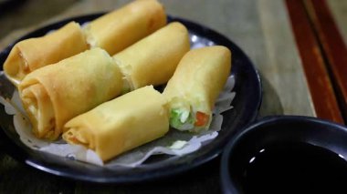 Lezzetli börekler servis tabağında