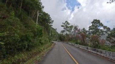 Dönek bir dağ yolunda seyahat ederken