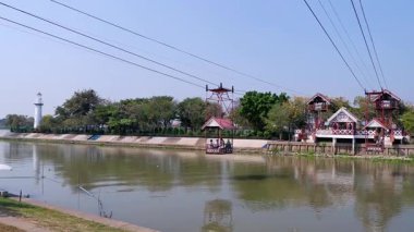Ayutthaya, Tayland 'da teleferik nehri geçiyor