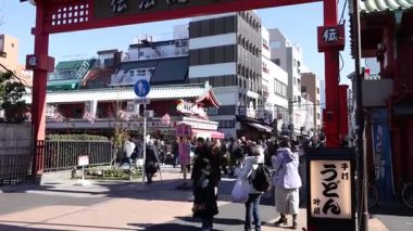 İnsanlar şehrin geleneksel kapısından geçiyorlar.