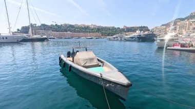 Monte Carlo limanına bir tekne yanaştı.