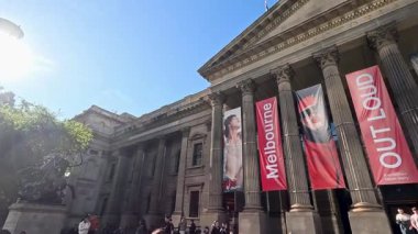 Melbourne 'daki kütüphane cephesi ve şehir binaları