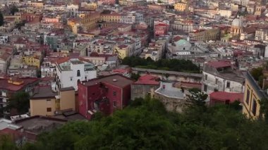 Napoli 'nin geniş şehir manzarası yüksek görüş açısına sahip.