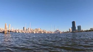 Altın Sahil 'de şehir silüeti ve liman manzarası