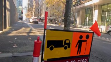 Trafik ve uyarı işaretli şehir caddesi