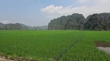 Yeşillik alanları ve karst topoğrafyasının ilerici görünümü