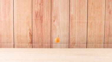 Tahta yüzeyde bir top zıplıyor.