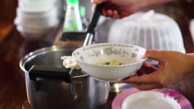 Elle servis edilen haşlanmış pirinç kaseye konur.