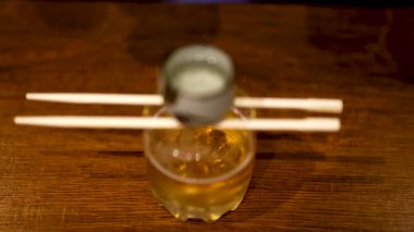 Bira ve sake karışımı yemek çubuklarıyla