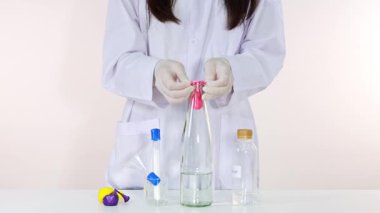 Kimyasal reaksiyonun bir balonu şişirmesi