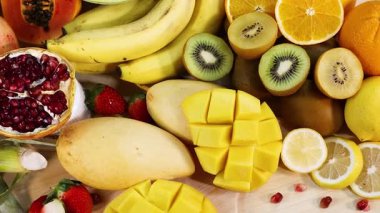 Beyaz arkaplanda gösterilen çeşitli meyveler