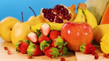 Çeşitli taze meyvelerin canlı gösterisi