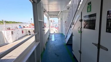 Teknenin güvertesinde bir yürüyüş