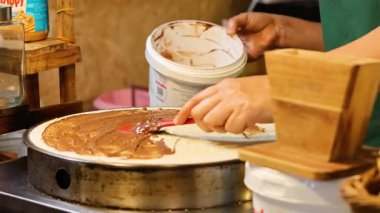 Ao Nang Şehir Marketinde krep hazırlığı