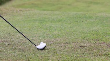 Golf sopası topa akıcı bir hareketle vuruyor.