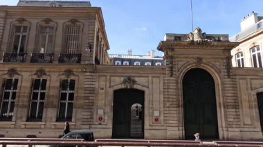 Paris, Fransa 'da büyük bir bina.