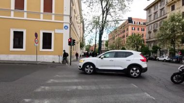 Araçlar ve yayalar hareketli bir kavşakta