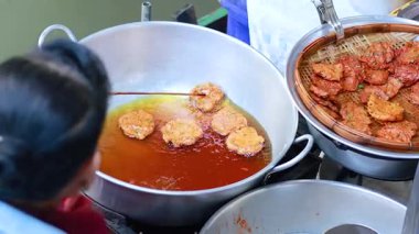 Bangkok 'ta balık köftesi pişiriyorum.