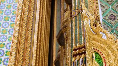 Karmaşık altın ve mozaik tapınak mimarisi