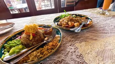 Canlı bir Tayland yemeği, karides ezmeli kızarmış pirinç ve dantel kaplı bir masada doğal ışık eşliğinde.