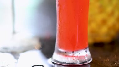 Kirazlı ve ananaslı taze kokteyl.